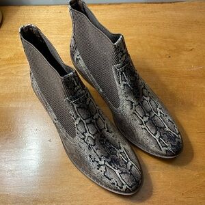 Women's brown/black snakeskin BOUTIQUE by CORKYS "Hanover" booties. Size 9